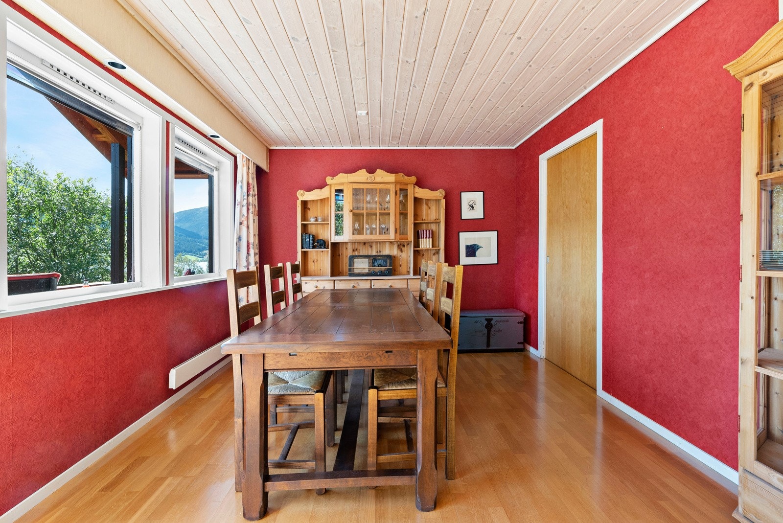 God plass til et større spisebord. Her er det enkel tilgang til kjøkkenet via skyvedør. Galleribilde