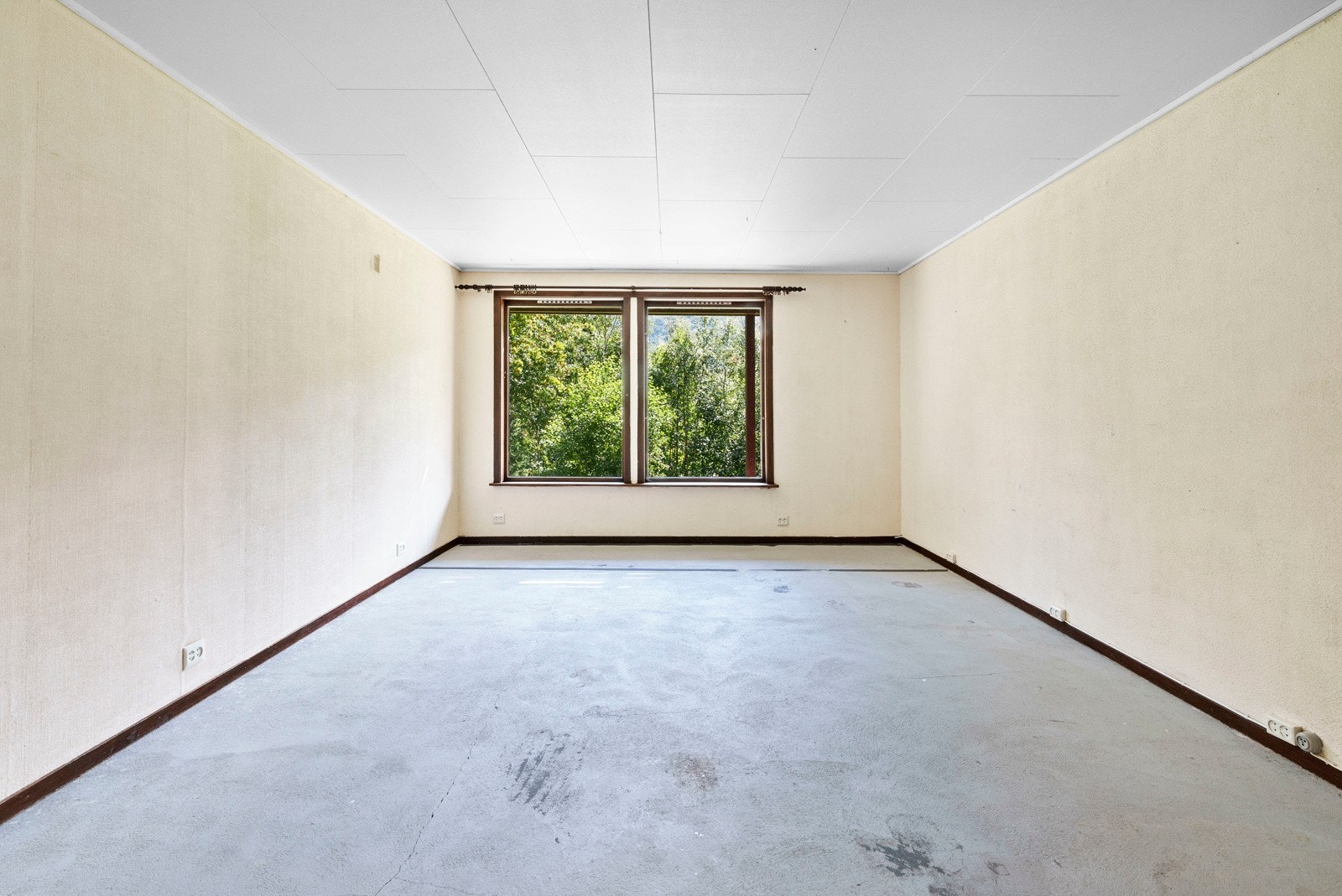 Stuen i underetasjen. God plass og store vindusflater. Galleribilde