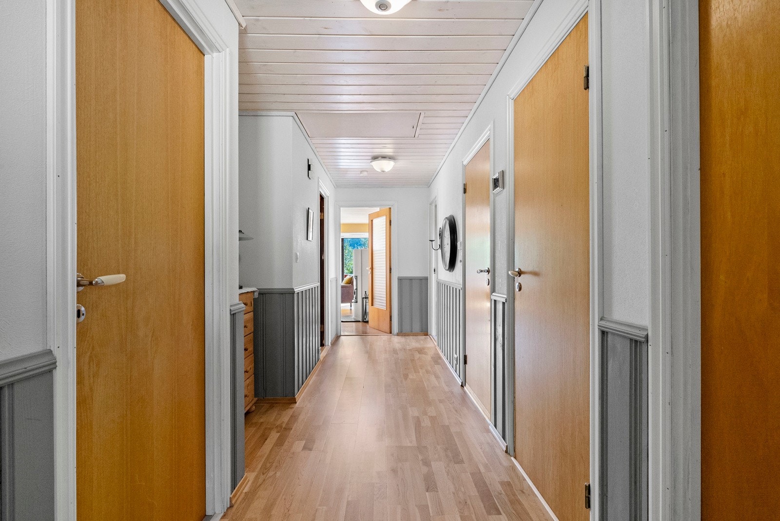 Du entrer boligen inn i et praktisk vindfang samt en større gang. Fra gangen har du tilgang til alle rommene i 1. etasjen. Galleribilde