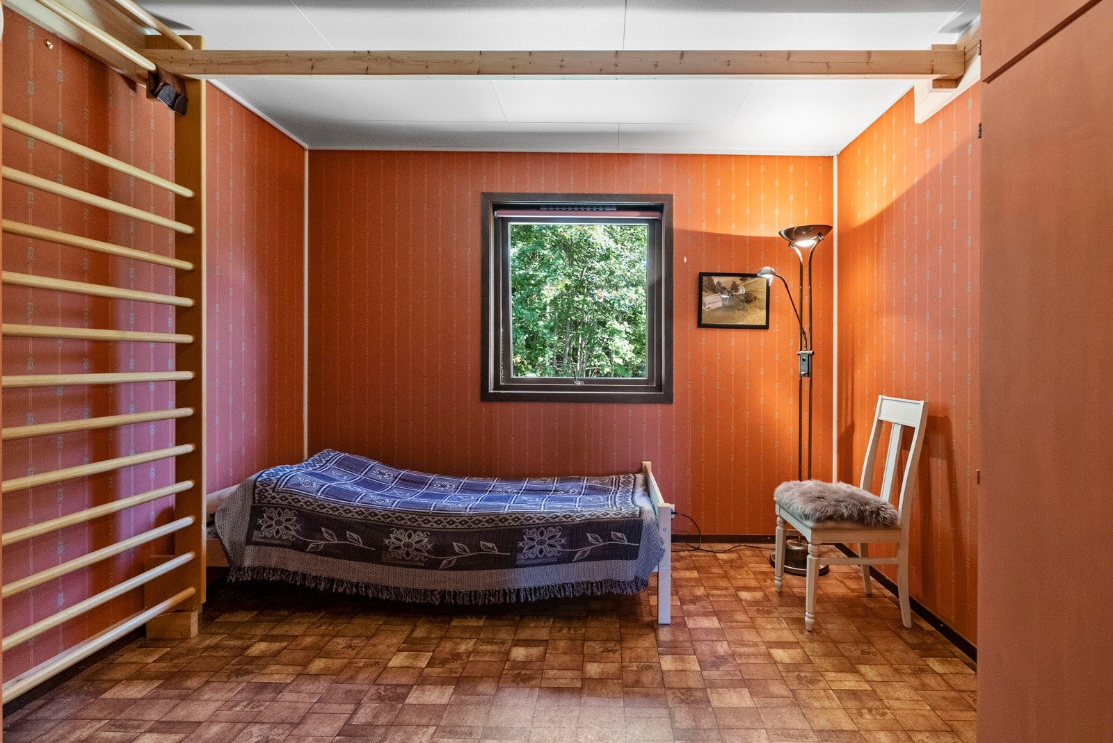 Soverom 2. Her er det satt opp en ribbevegg - perfekt for trening, tøying eller klatring for de minste. Galleribilde