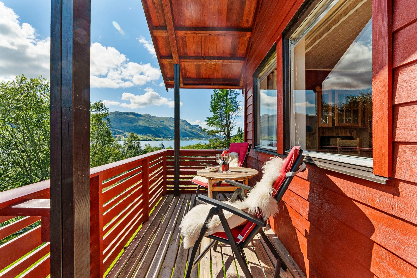 Fra stuen er det også utgang til sørvendt veranda på ca. 13 kvm. Galleribilde