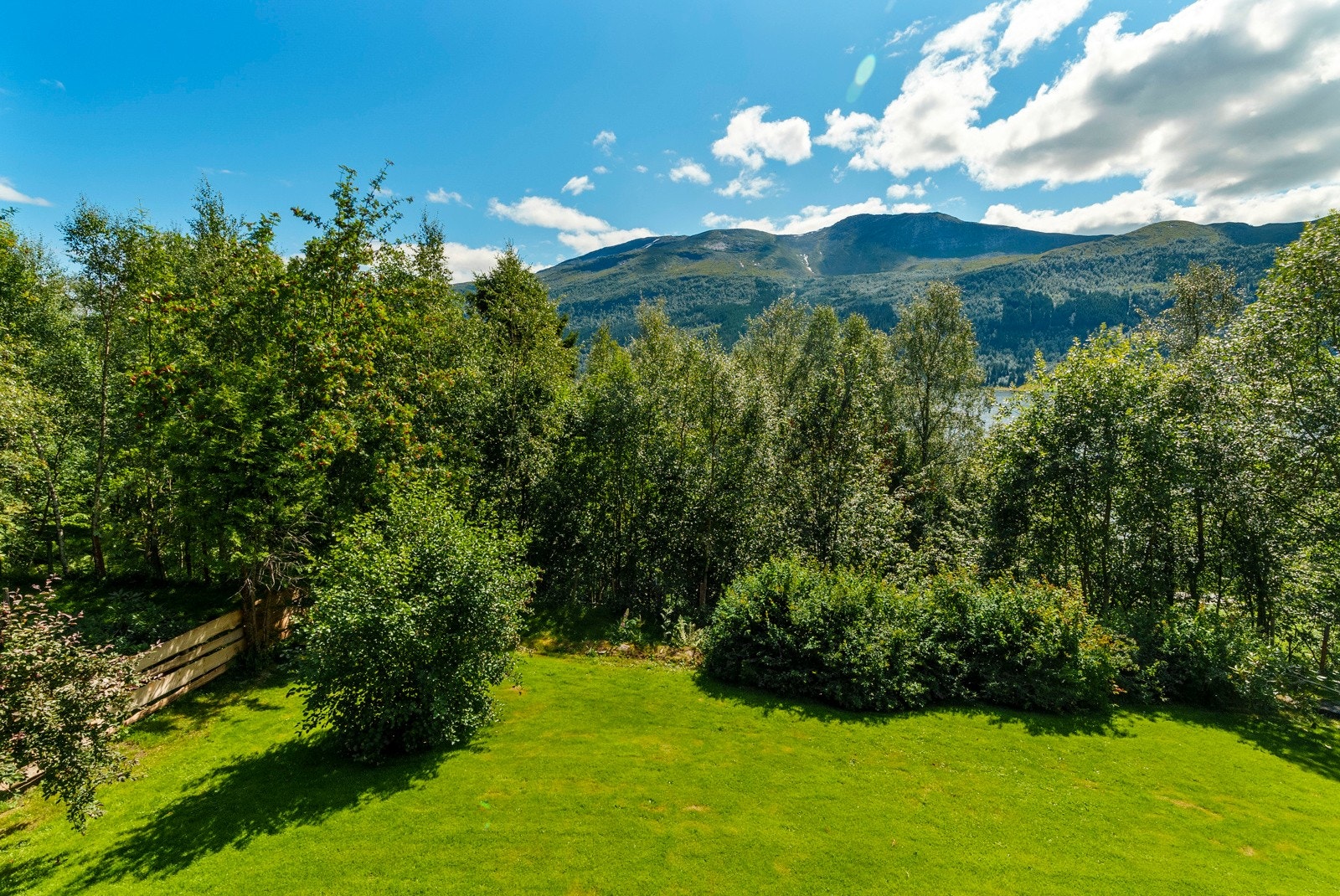 Fra verandaen har man også god utsikt over hagen. Galleribilde