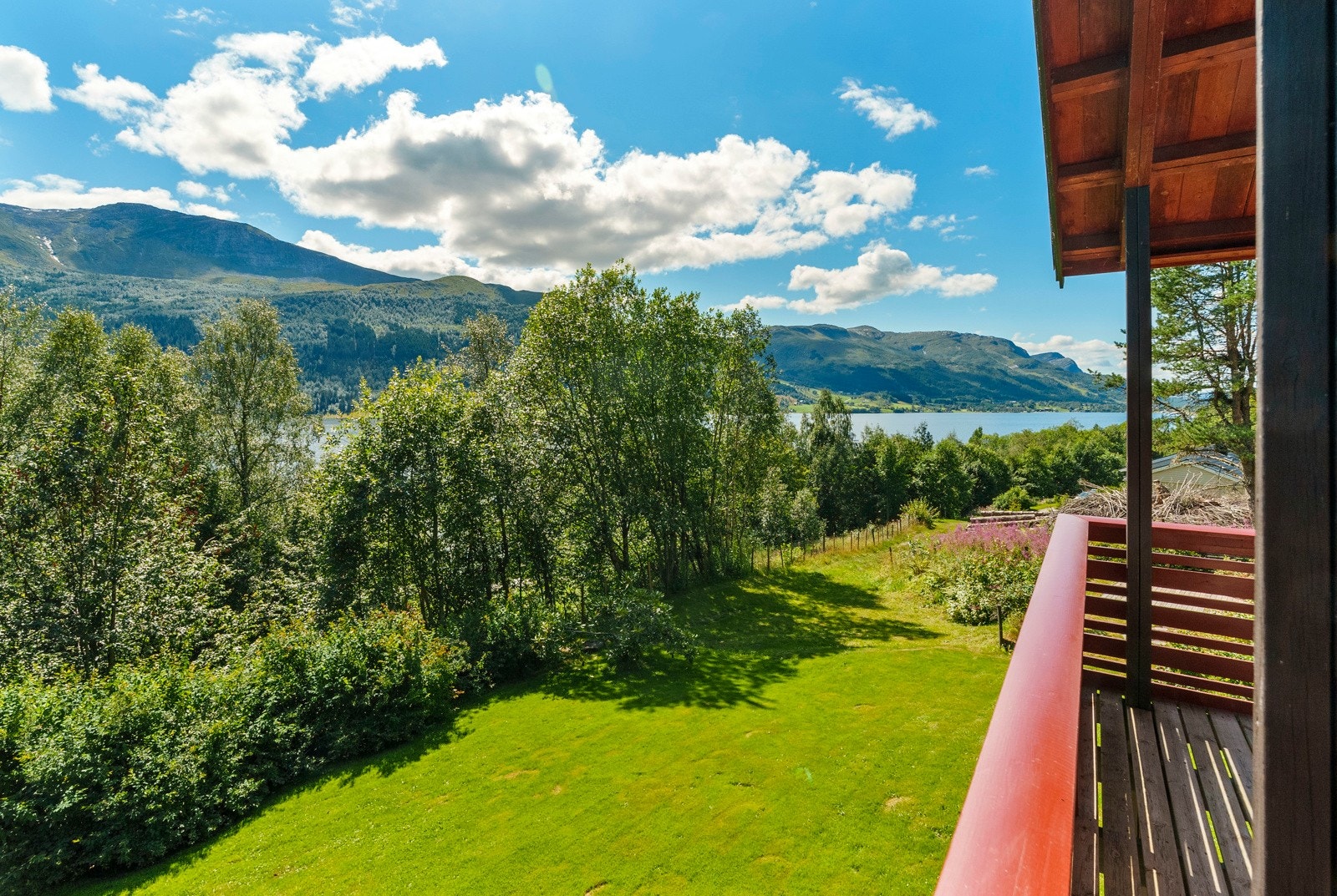 Utsikt mot Jølstravatnet. Galleribilde