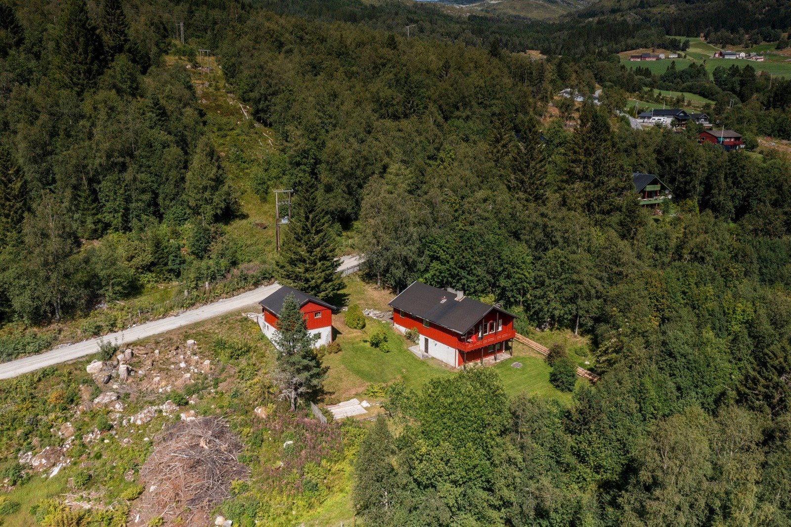 Boligen ligger oppå en liten høyde, med gode solforhold og en vakker utsikt. Galleribilde