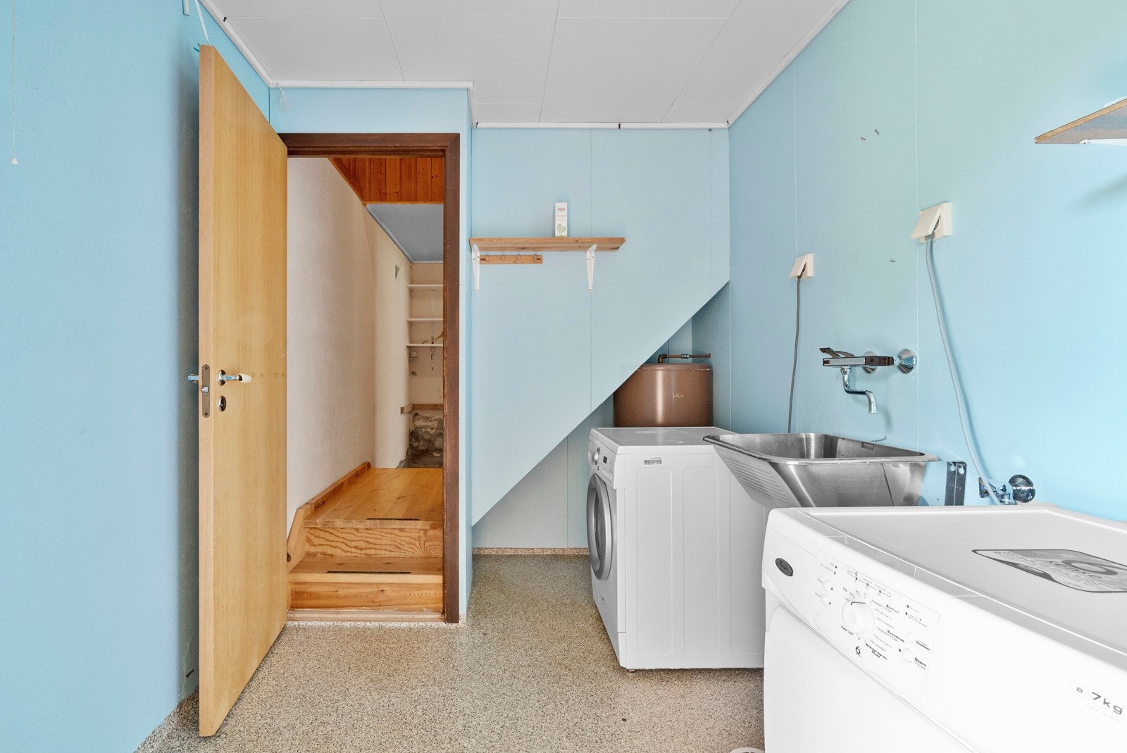 Dette er vaskerommet. Rommet er innredet med vaskemaskin, oppvaskkum, hylleløsning og varmtvannsbereder. Galleribilde