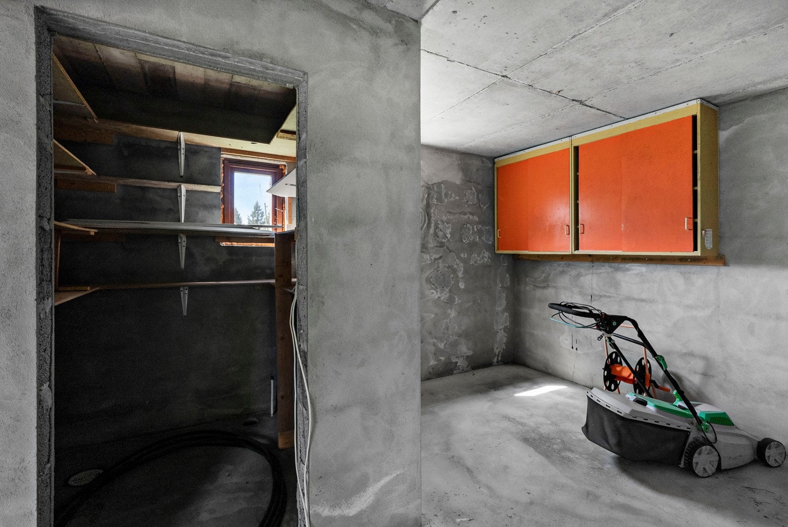 Her er det lagt varmekabler til enkelte rom, samt lagt opp vann- og avløpsrør for etablering av bad og kjøkken. Galleribilde