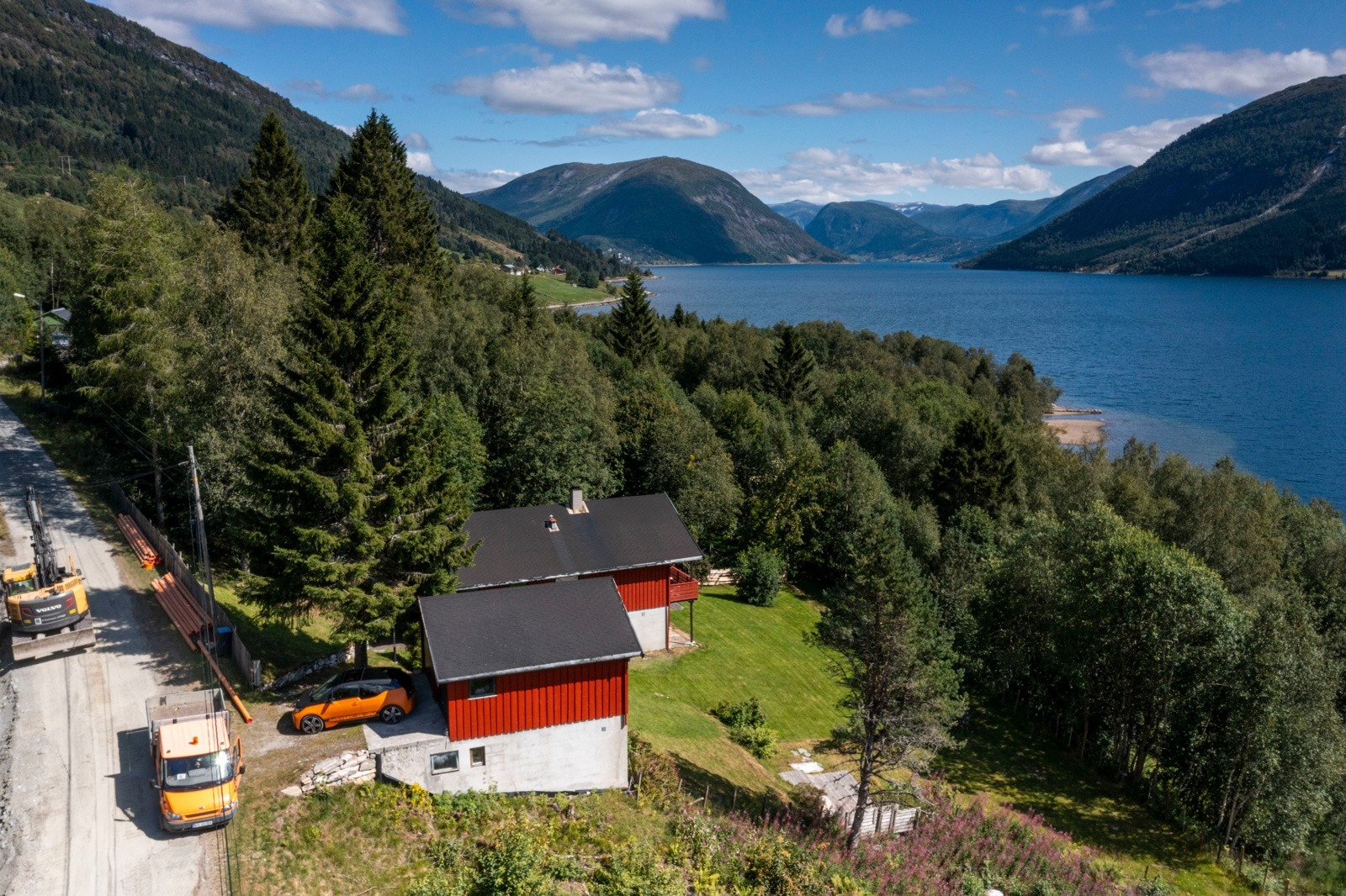 Du ankommer boligen på nordsiden av eiendommen. Galleribilde