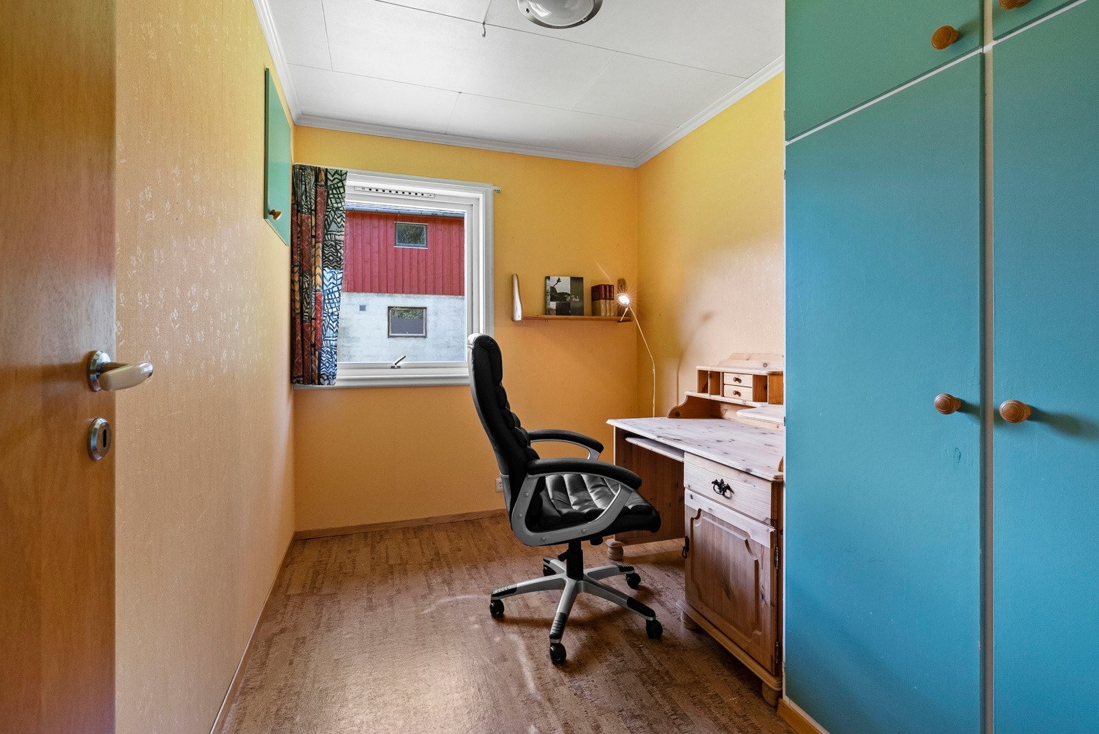 Soverom 3. Dette er det minste av de 3 soverommene i 1. etasje. Dette passer ypperlig som gjesterom, barnerom eller for eksempel kontor. Galleribilde