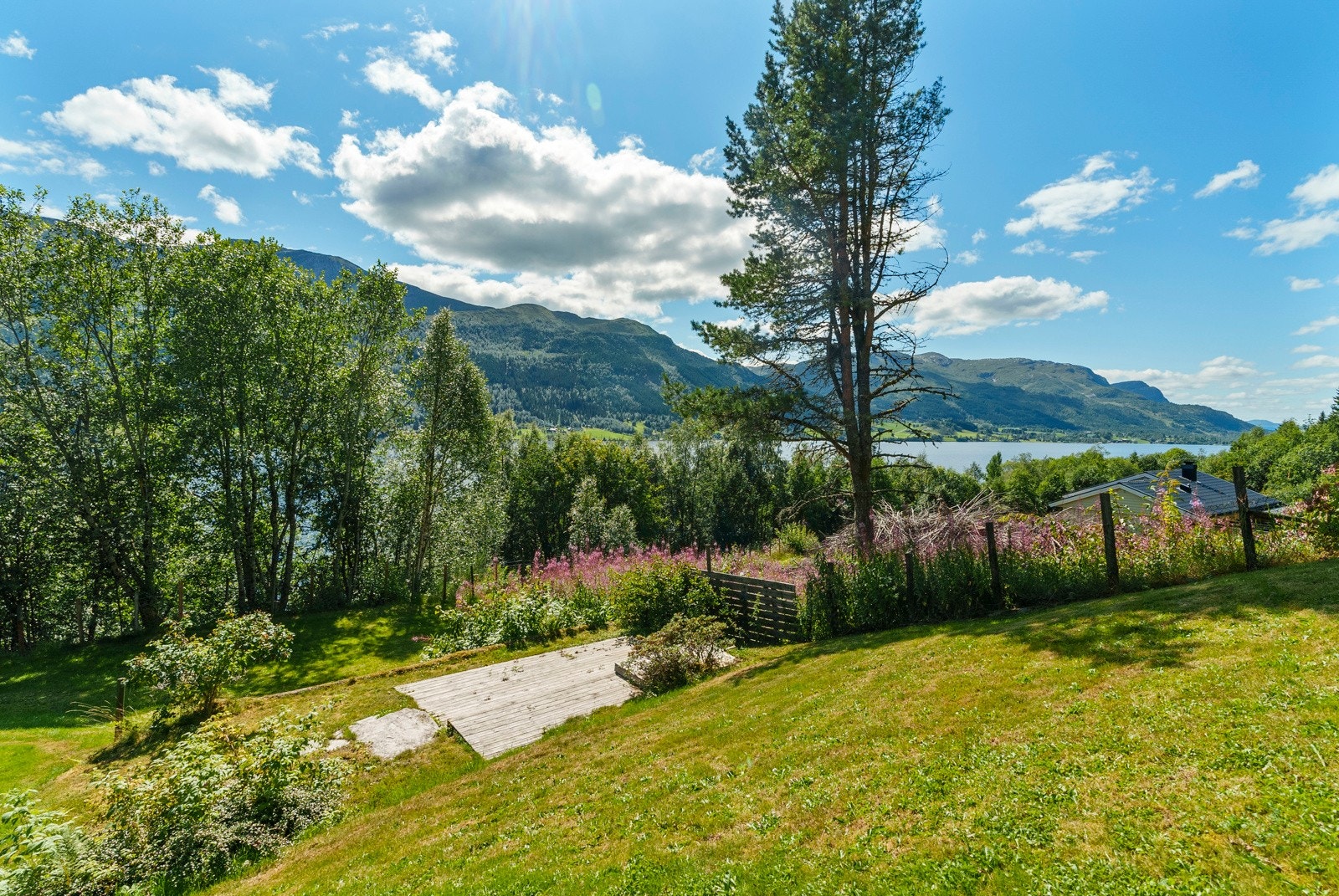 På vestsiden av boligen er det også etablert en treplatting. Galleribilde