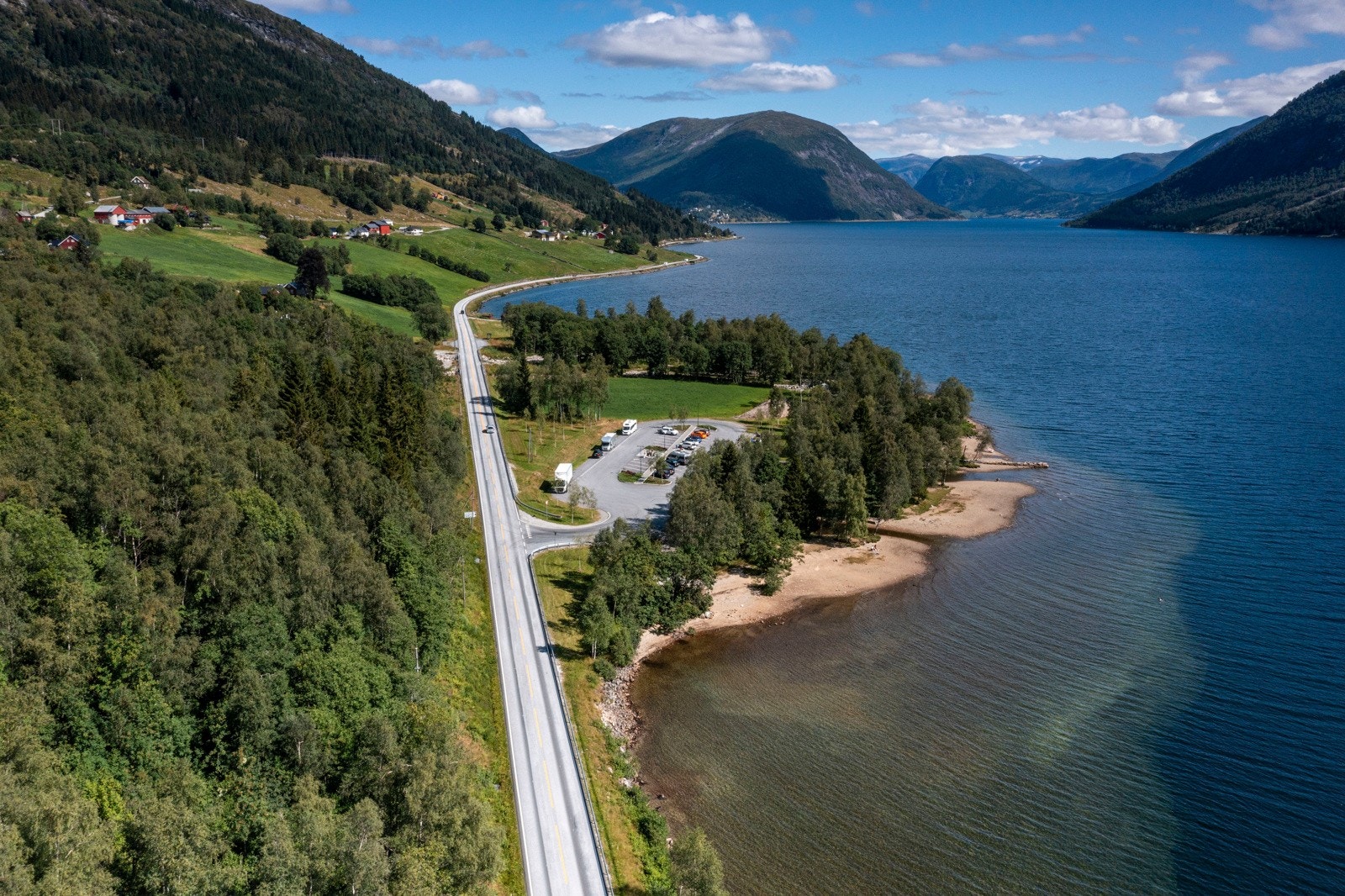 Fra boligen er det ca. 300 meter ned til Jølstravatnet. Her finn du også Svidalsneset - et fint samlingspunkt med leke- og badeplass for både store og små. Galleribilde