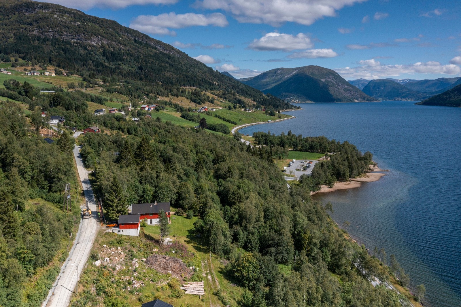 Flott beliggenhet med kort avstand til barnehage, barne- og ungdomsskole, hverdagslige servicefasiliteter og et bredt utvalg av fritidsaktiviteter. Galleribilde