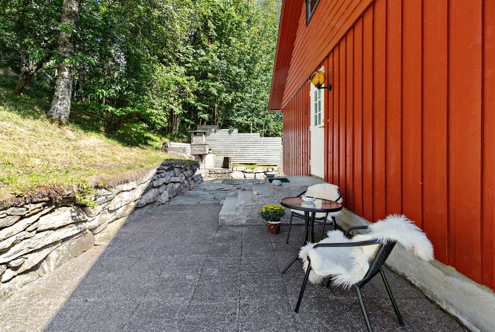 Pent etablert inngangsparti med minimal behov for vedlikehold. Galleribilde