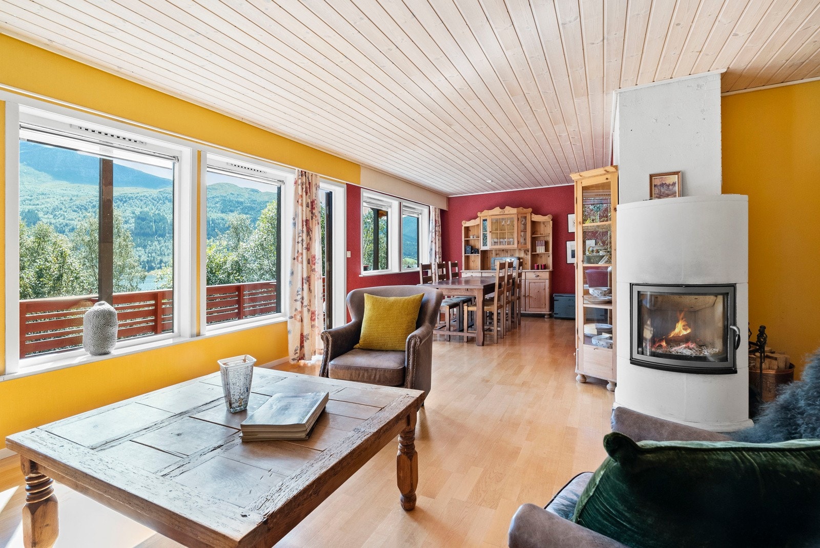 Stuen er L-formet, med en naturlig inndeling i TV- og spisesone. Galleribilde