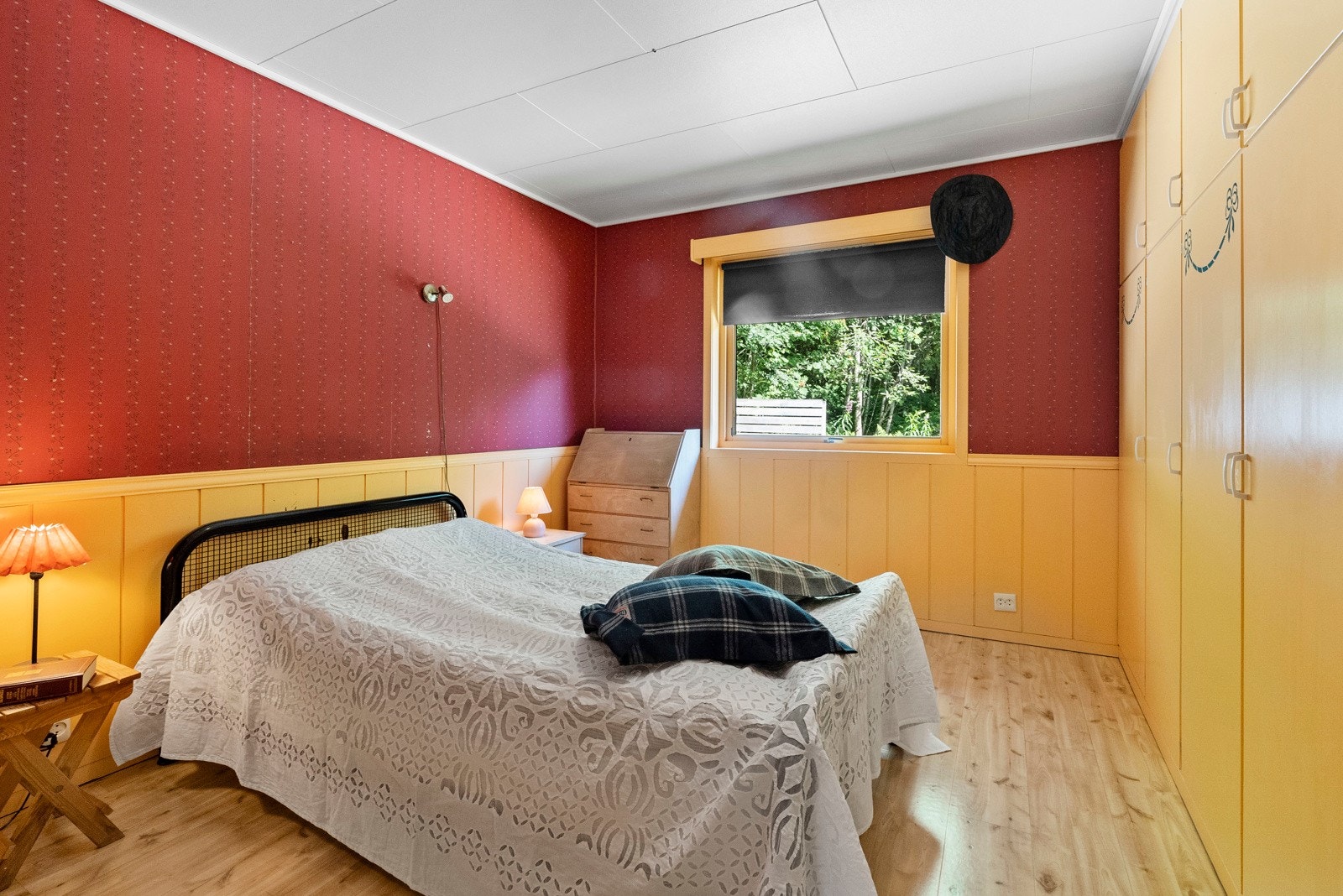 Soverom 1 i 1. etasjen. God plass til seng, nattbord og garderobeløsning. Galleribilde