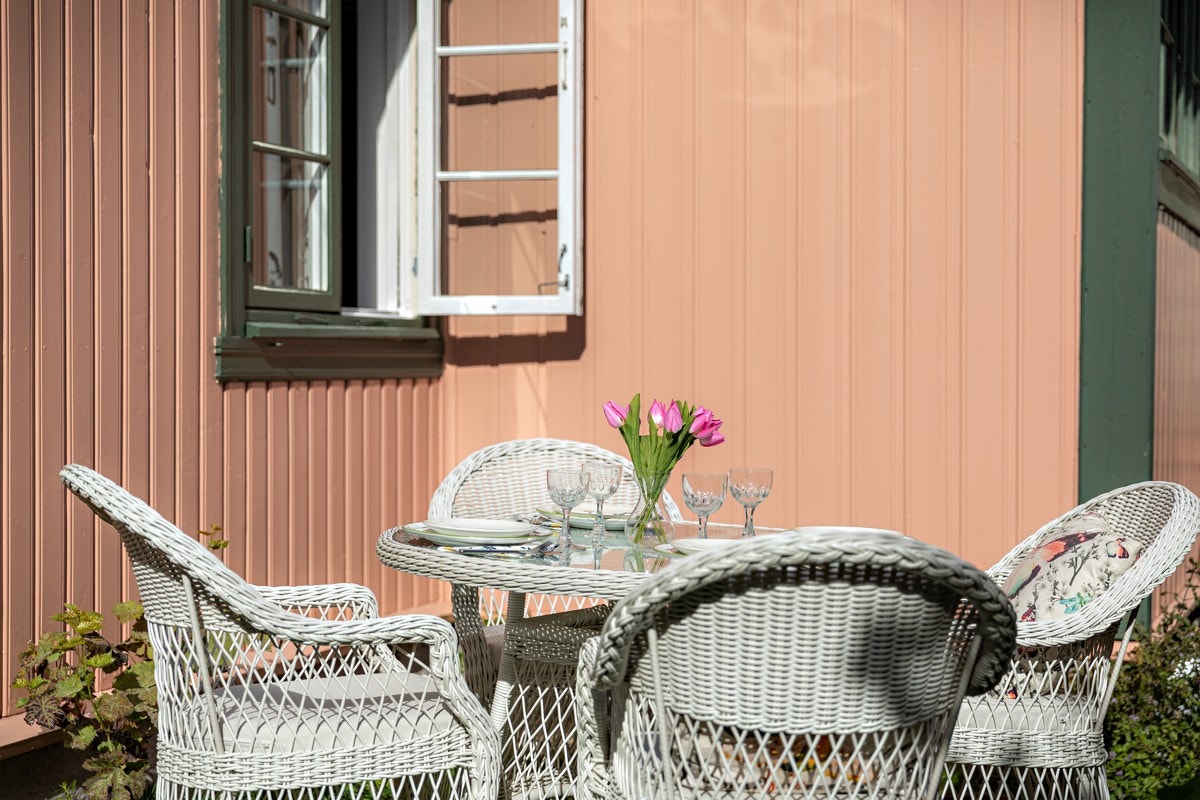 Hagen er sydvendt og solen kommer tidlig og er der hele dagen/ettermiddagen. Galleribilde