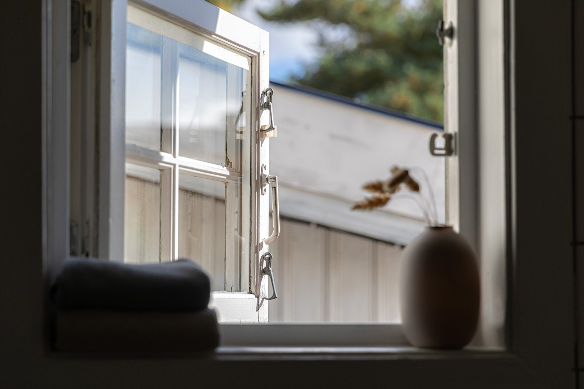 Vindu på badet mot hage. Galleribilde