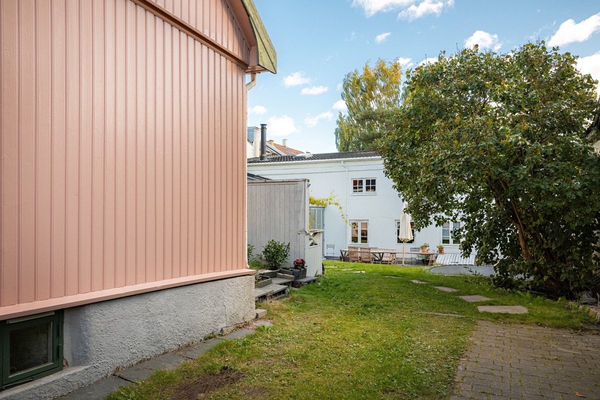 Naboen har sin adkomst til høyre. Galleribilde