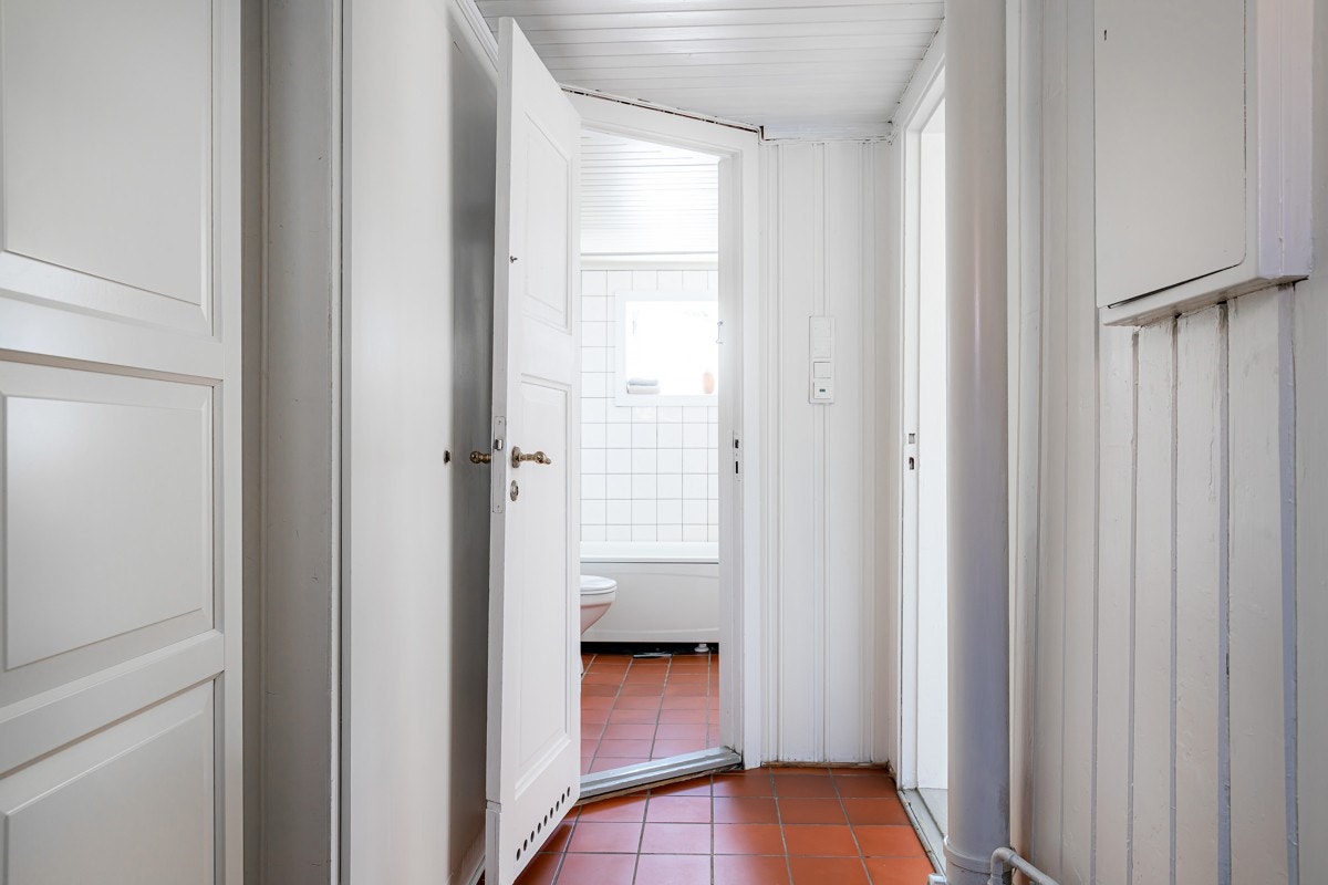 Velkommen inn! Varmekabler i entreen. Galleribilde