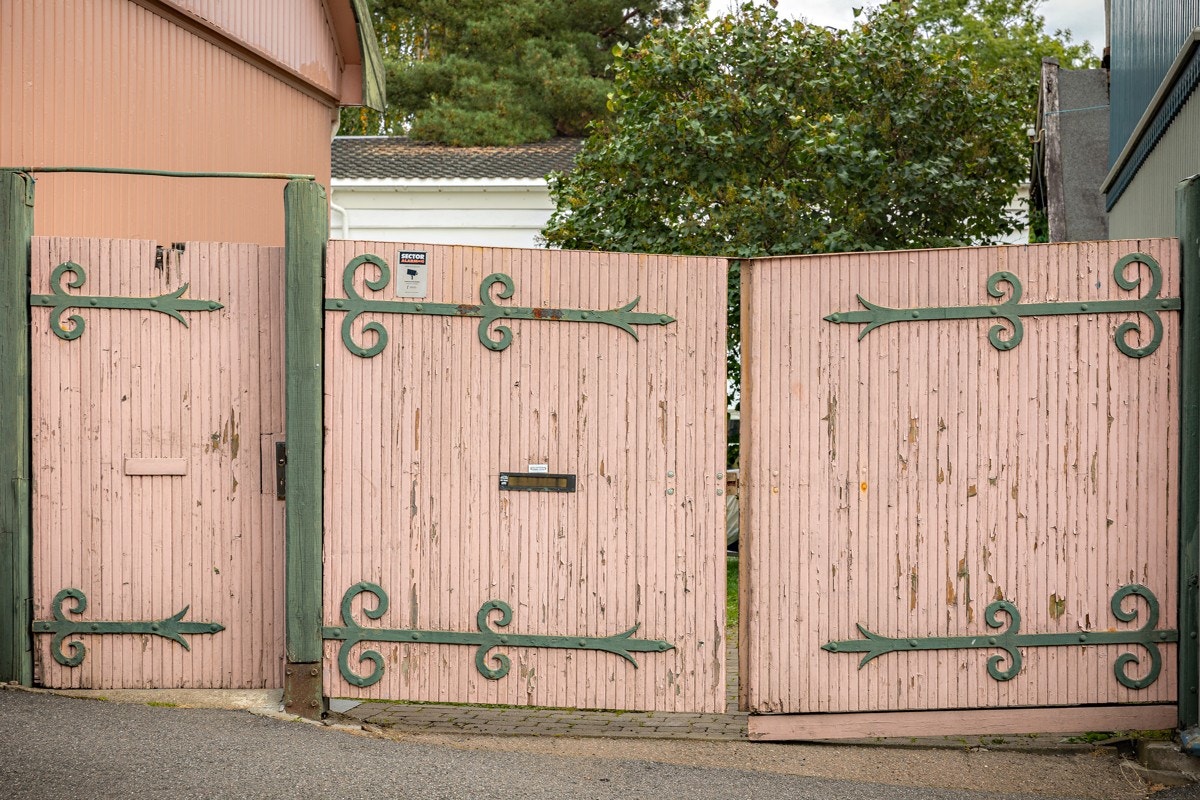 Porten skal skiftes/oppgraderes. Kjøper gjør dette i samarbeid med nabo. Galleribilde