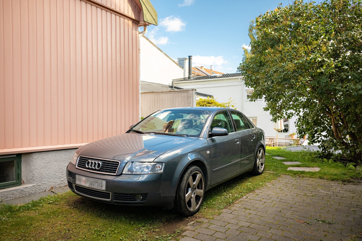P-plass tilhørende boligen. Galleribilde