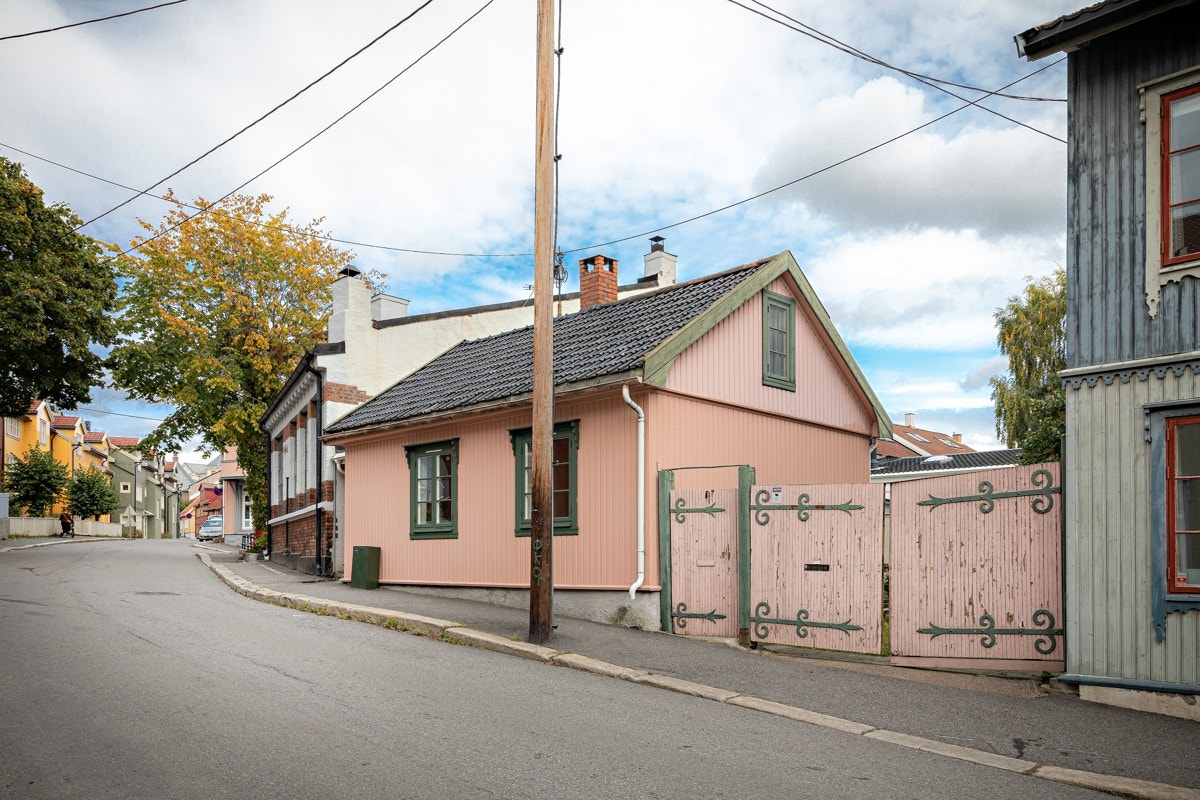 Eneboligen har egen parkeringsplass bak porten Galleribilde