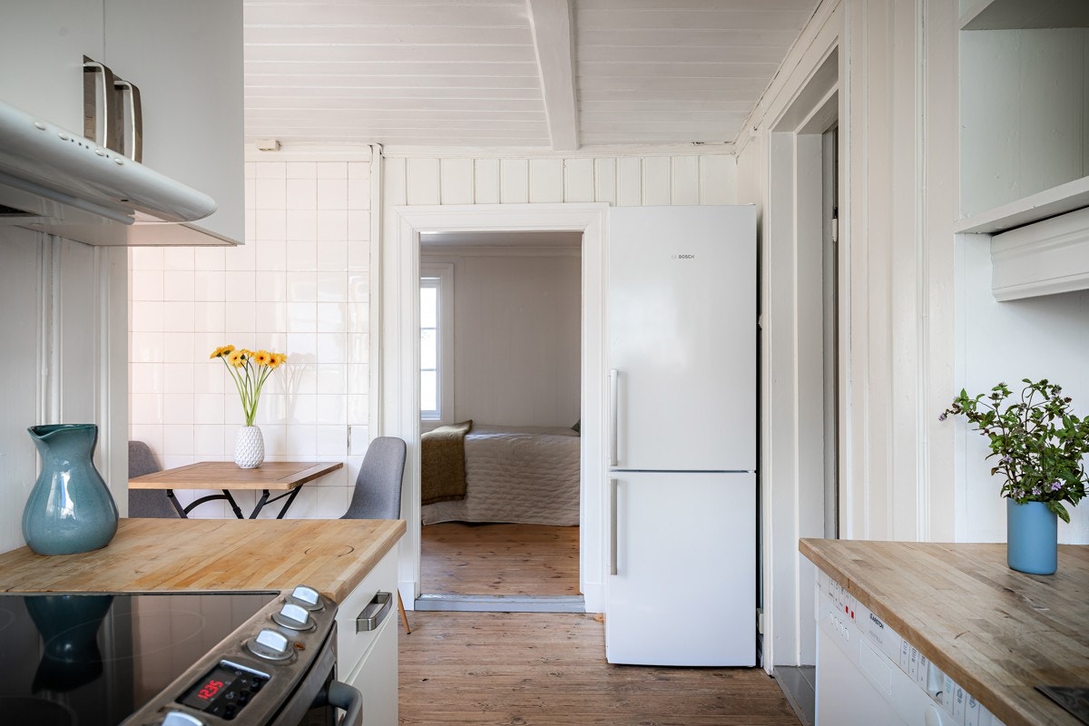 Fra kjøkkenet er det adkomst til både soverom og stue. Galleribilde