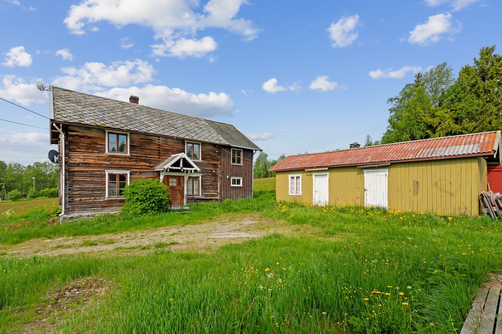 Våningshuset og eldhus/vedskjul Galleribilde