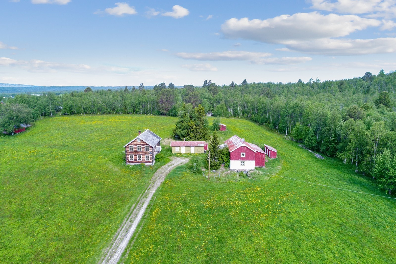Tunet er omkranset av dyrket mark Galleribilde