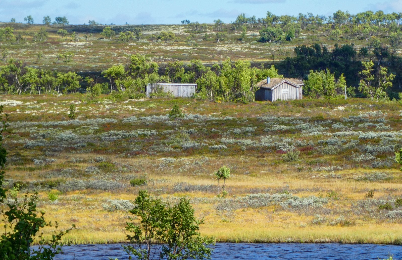 Hytte og uthus med unik beliggenhet ved Storfjellsjøen Galleribilde