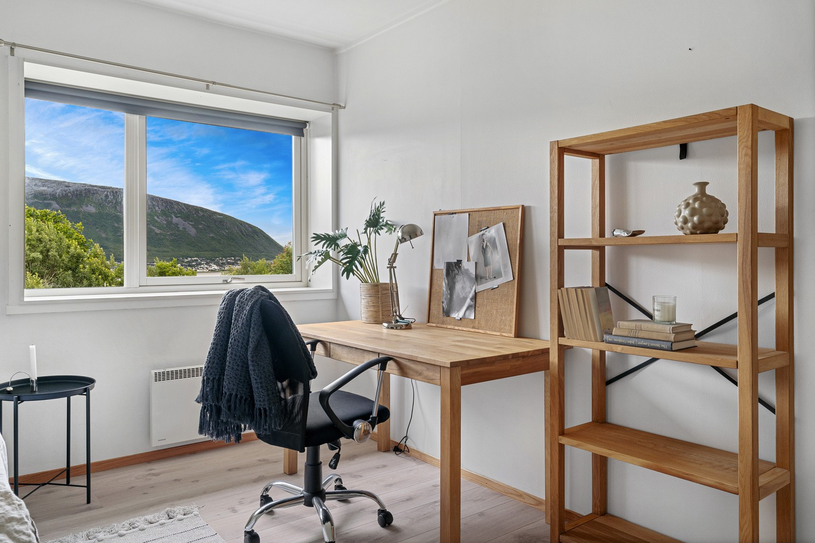 På boligens første soverom er det god plass til for eksempel et lite hjemmekontor