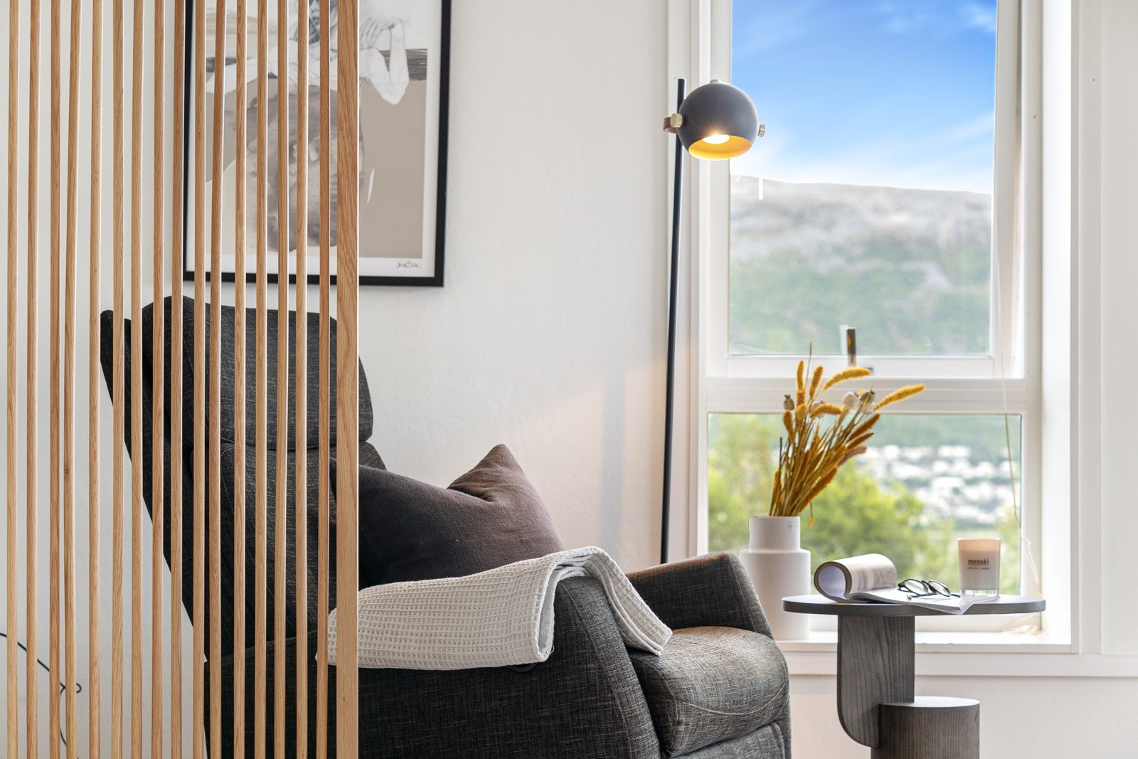 I stuen får du store vindusflater som gir rikelig med innslipp av naturlig lys