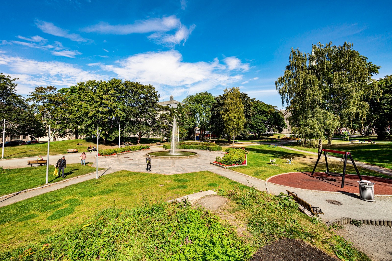 Leiligheten ligger 50 meter fra Lademoparken, som fungerer som en “hage i byen” vår, sommer og høst. Dette er også et viktig kollektiv-knutepunkt med bl.a. flybuss og metrobusslinje 1 og 2. Galleribilde