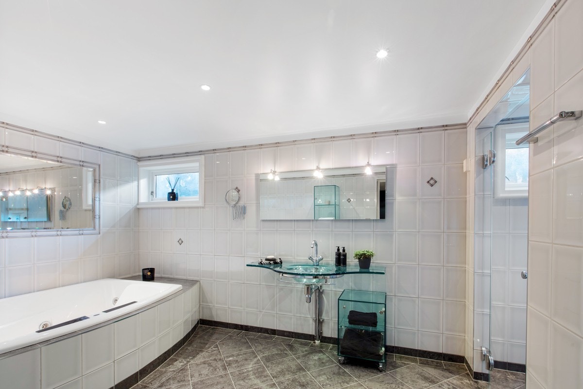 Badet til hovedsoverommet er nærmest som en velværeavdeling. Galleribilde