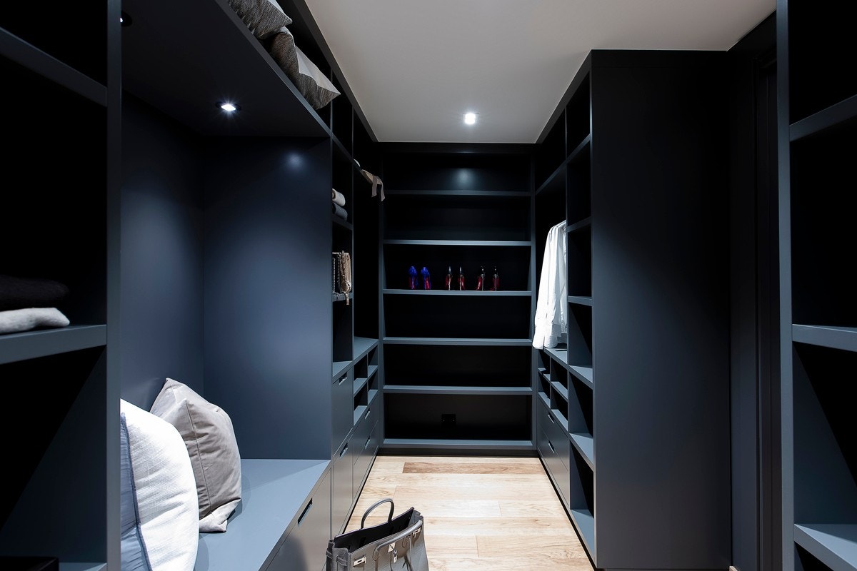 I omkledningsrommet er det nyere, plassbygget innredning med skuffer, heng og downlights - så her skulle det være plass til det meste. Galleribilde