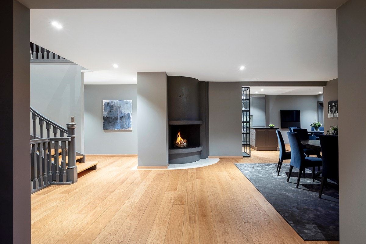 Det er bred åpning mot spisestuen hvor det er åpen peis og plass til langbord - et naturlig samlingspunkt for alle anledninger. Galleribilde