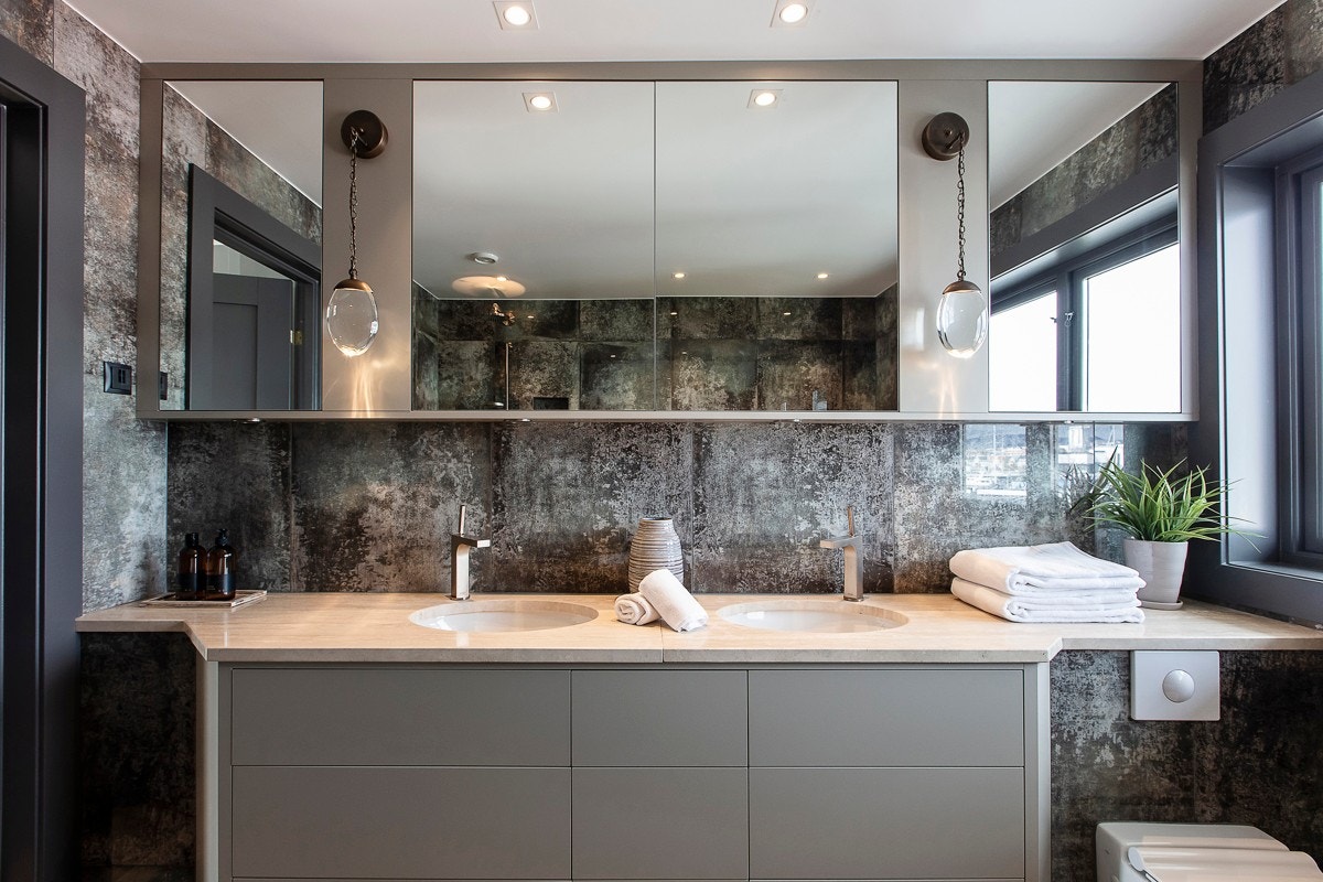 Badet har frittstående designbadekar med dusjgarnityr, samt nedsenket dusjhjørne med glassdører, deilig regnfallsdusj og lekre detaljer i messing. Galleribilde