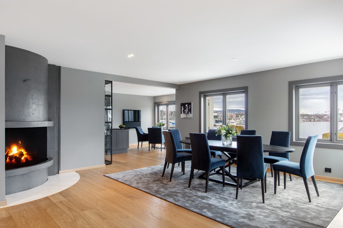 Spisestuen har en flott og luftig romløsning med god plass til stort spisebord og flere stoler. Galleribilde