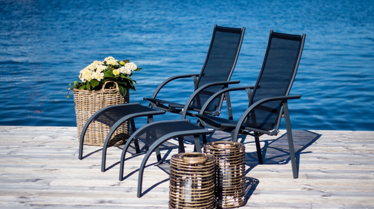 Beliggenheten er hentet fra øverste hylle med gode solforhold og nydelig sjøutsikt. Ved vannet er det anlagt et nyere kaianlegg med dypvannsbrygge, båtheis og lysthus. Galleribilde