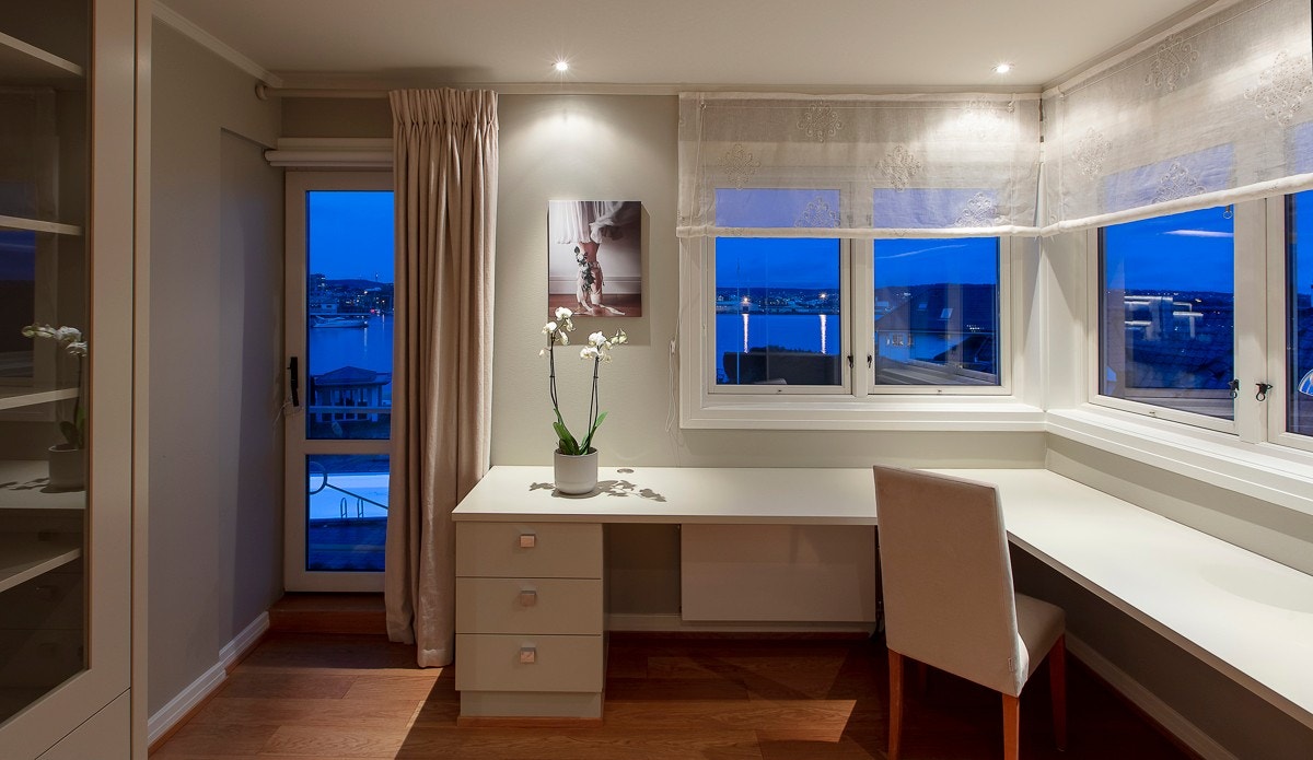 Det andre soverommet i 2. etasje har fransk balkong. Merk den flotte sjøutsikten fra skrivebordet. Galleribilde