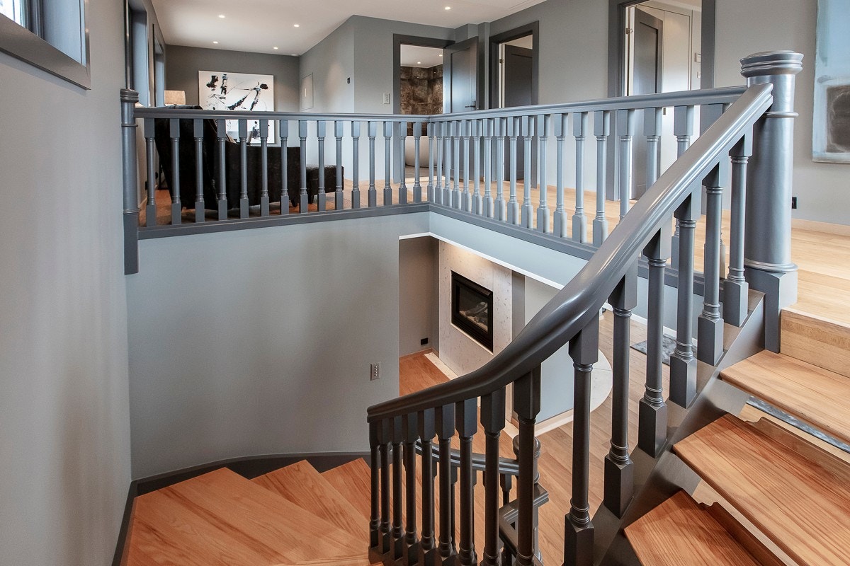 En åpen tretrapp svinger seg opp til andre etasje og ned i kjelleren. Galleribilde