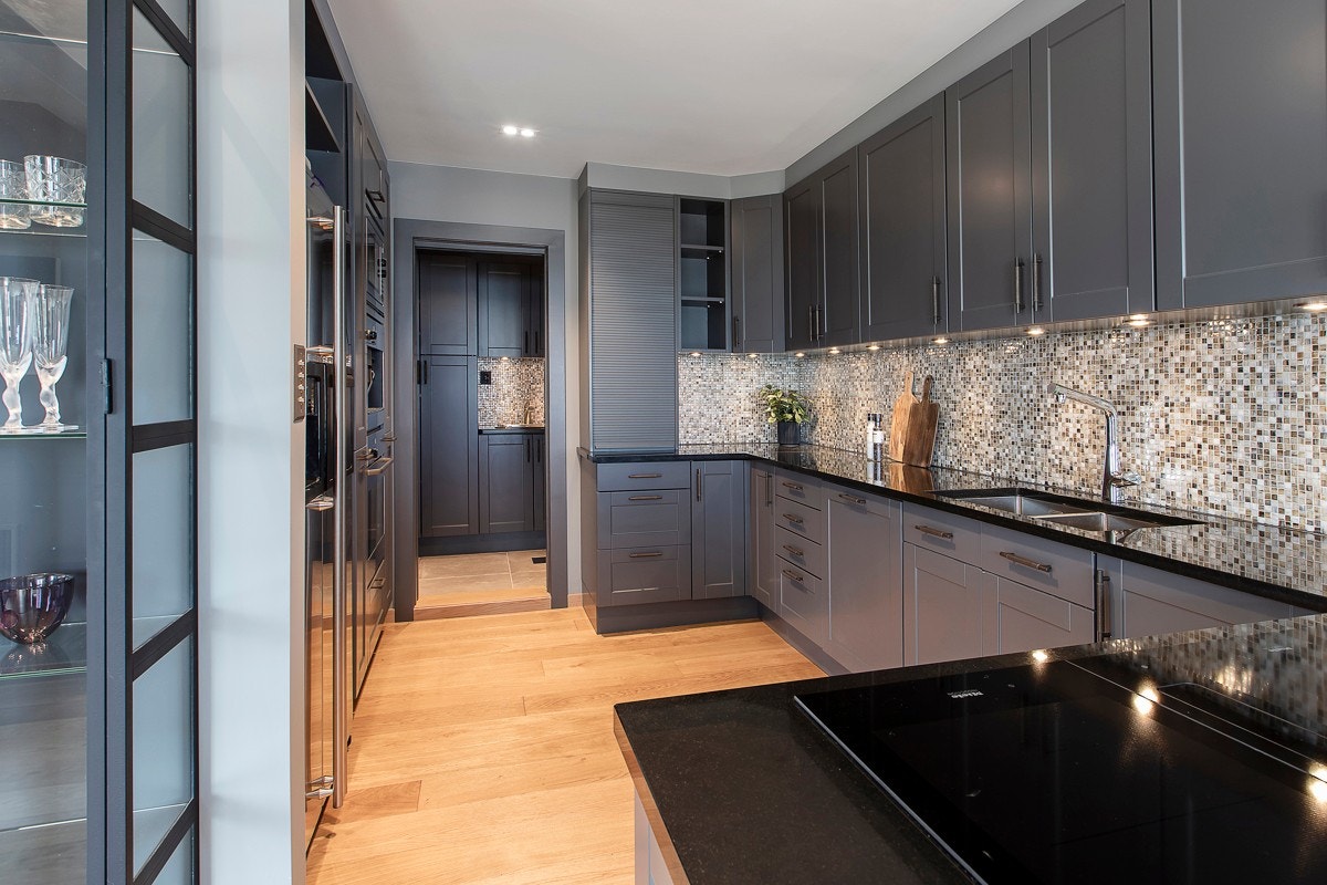 Kjøkkenet har svært god benke- og lagringsplass. Innredningen har profilerte fronter, belysning og elegante benkeplater i granitt med underlimt kum. Galleribilde