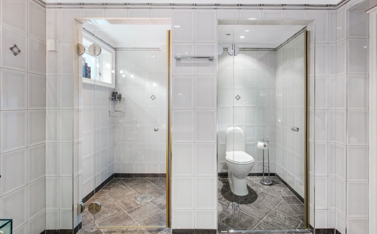 I tillegg har badet dusjnisje og wc med glassdør. Galleribilde
