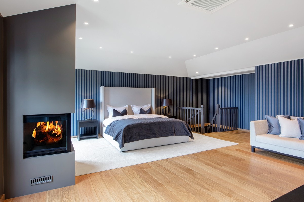 Villaen har tre store soverom, som fordeles med ett i første og to i andre etasje. Hovedsoverommet ligger i første etasje, og fremstår som en herlig, luksuriøs suite med peis og eget omkledningsrom. Galleribilde