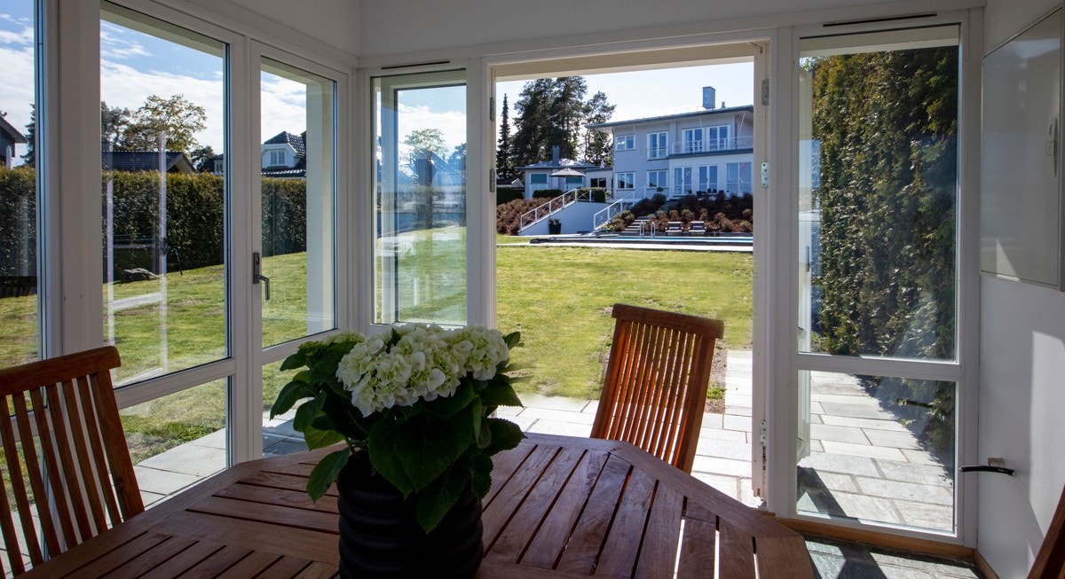 Lysthuset har skifer på gulv, downlights i himling og det er tilrettelagt med trekkerør for sommervann. Galleribilde