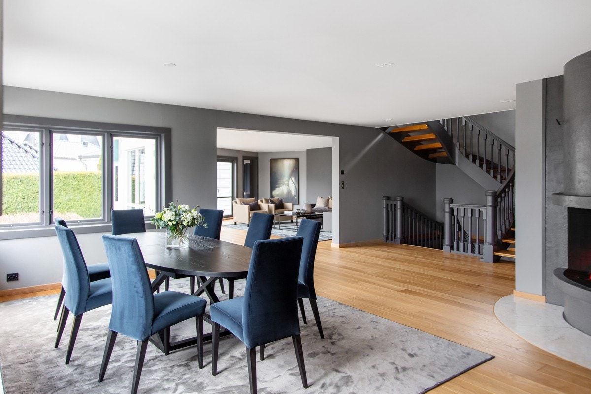 Mellom stuen og spisestuen er det åpen løsning som gir en god kontakt mellom rommene. Galleribilde