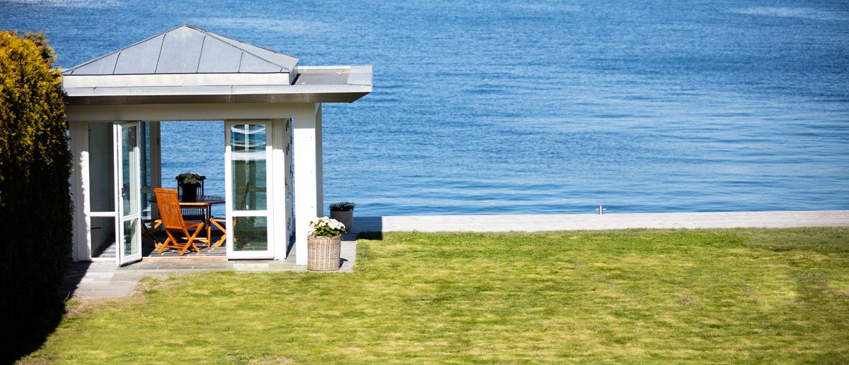 Ved vannkanten er det også et sjarmerende lysthus på ca. 9 kvm i samme stil som boligen. Galleribilde