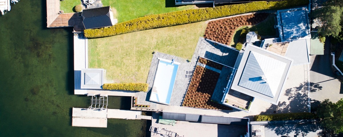 Tomten har en velstelt og pent opparbeidet villahage med åpent plenareal, bed, busker, trær og skjermende hekk. Gjennomtenkt belysning og et svømmebasseng på ca. 12 x 5 m gir det hele et estetisk løft. Galleribilde