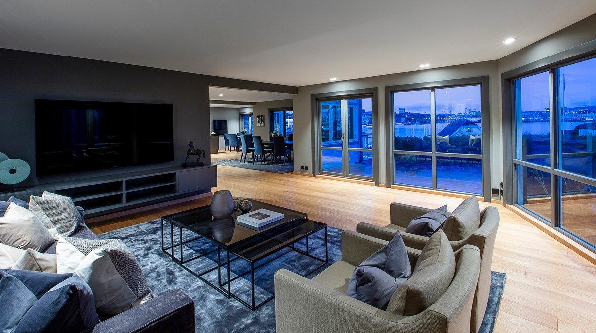 Villaen har en stor dagligstue og en flott spisestue. Stuens store glassfasade ivaretar sjøutsikten på mesterlig vis, og det er dør til terrasse hvor sol og salt sjø kan nytes fullt ut. Galleribilde