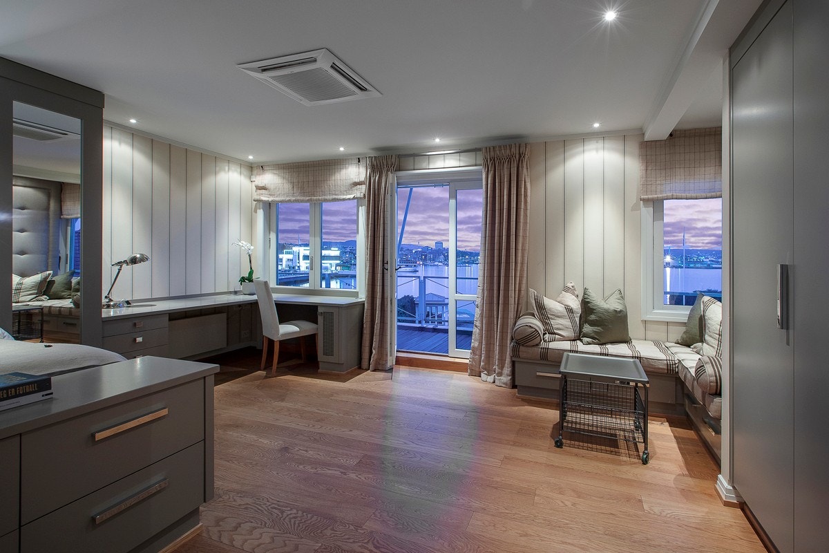 I andre etasje har begge soverommene flotte, plassbygde sengeløsninger, garderobemøblement og skrivebord. Galleribilde