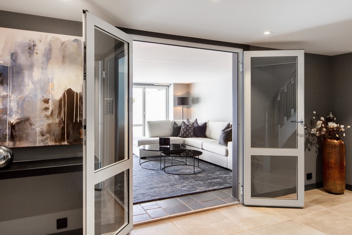 Doble dører inn til kjellerstuen. Galleribilde